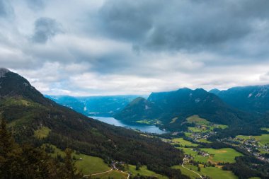 Alps Dağı Gölü Grundlsee vadideki köyü bulutlu bir havada. Seyahat yaşam tarzı fotokopi alanı arka planı, Avusturya manzarası