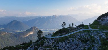 Altausee ve Avusturya Alpleri 'nin yukarısındaki yol eğrisi. Kaybeden panoramastrasse alanı