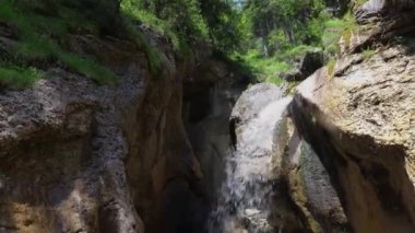 Zimitzbach şelalesinin tepeden tırnağa taşa akan görüntüsü. Avusturya Alp Dağları Bölgesi