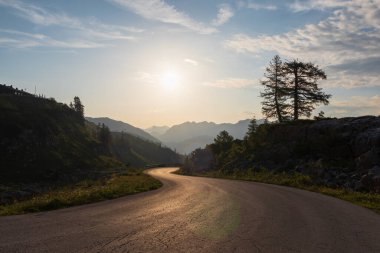 Kaybeden Panoramastrasse bölgesindeki yol eğrisi, Avusturya Alpleri