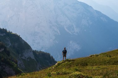 Sırt çantalı turist dağ vadisinde duruyor. Kaybeden, Avusturya Alpleri