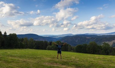 Sırt çantalı ve elleri çayırda duran adam. Çek turizm geçmişi, Sumava Ulusal Parkı 