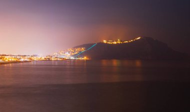 Geceleri Alanya 'da deniz ve kale silueti olan plaj, Türkiye