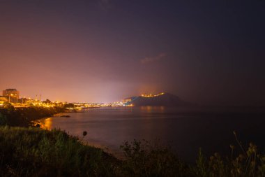 Geceleri Alanya 'da deniz ve kale silueti olan plaj, Türkiye