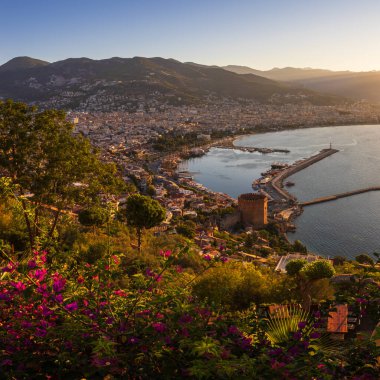 Liman ve şehir Alanya ile birlikte havadan sahile. Türkiye 'de tatil geçmişi