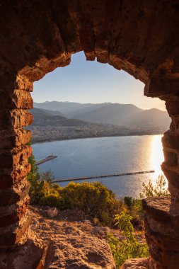 Liman ve şehir Alanya ile pencereden sahile hava manzarası. Türkiye 'de tatil geçmişi