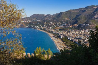 Alanya kenti ve dağ ile deniz manzarası, tatil arkaplanı Türkiye