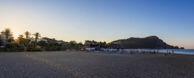 Kum Kleopatra plajının panoramik manzarası. Sabahları deniz ve kale, Alanya.
