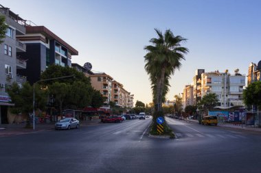 Alanya, Türkiye - 24 Ağustos 2024: Sakin şehir caddesi  