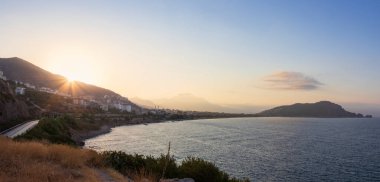 Sabahın ilk ışıklarıyla Alanya 'nın panoramik manzarası. Hindi denizi, manzara