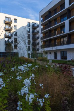 Park, bank ve ağaçlarla modern yaşam binası. Şehir merkezindeki Czech gayrimenkul, konut geçmişi