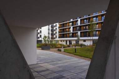 Park, bank ve ağaçlarla modern yaşam binası. Şehir merkezindeki Czech gayrimenkul, konut geçmişi