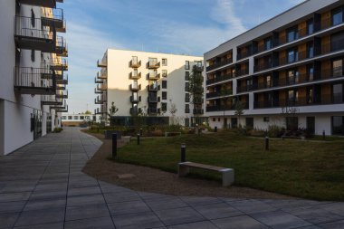 Park, bank ve ağaçlarla modern yaşam binası. Şehir merkezindeki Czech gayrimenkul, konut geçmişi