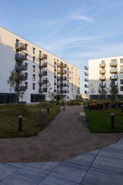 Park, bank ve ağaçlarla modern yaşam binası. Şehir merkezindeki Czech gayrimenkul, konut geçmişi