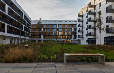 Park, bank ve ağaçlarla modern yaşam binası. Şehir merkezindeki Czech gayrimenkul, konut geçmişi