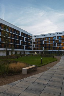 Park, bank ve ağaçlarla modern yaşam binası. Şehir merkezindeki Czech gayrimenkul, konut geçmişi