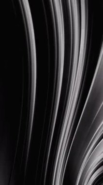 Siyah üzerine gümüş metal dalgalar akıyordu. Dikey modern arkaplan animasyonunu döndür 