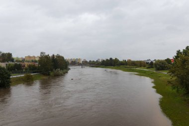Ceske Budejovice, Çek Cumhuriyeti - 14 Eylül 2024: Şişmiş Vltava Nehri 'ne hava manzarası, sel tehlikesi