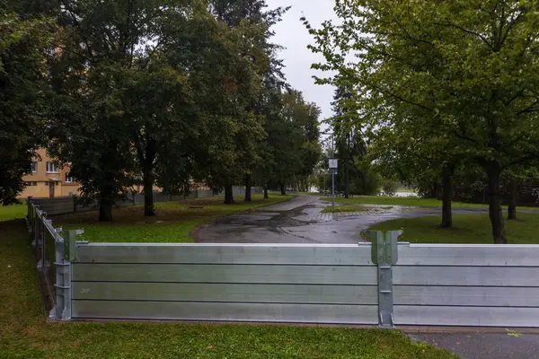 Ceske Budejovice, Çek Cumhuriyeti - 14 Eylül 2024: Şişmiş Vltava Nehri etrafında metal sel kontrol tedbirleri kuruldu