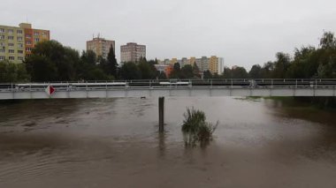 Ceske Budejovice, Çek Cumhuriyeti 14 Eylül 2024: Köprü altında şiş Vltava nehri, sel tehlikesi