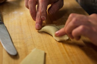 Geleneksel St. Martins kruvasanı için pasta hazırlayan kadın. Çek bayramı tatlı yemekleri
