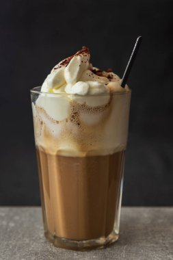 Kremalı ve tarçınlı kahve. Ev yapımı içecek arka planı