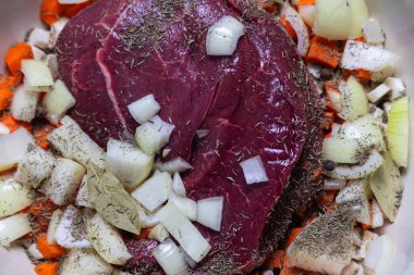 Geleneksel Çek usulü biftek filetosu için sebzeli ve baharatlı çiğ et hazır.