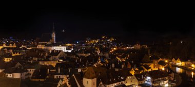 Cesky Krumlov 'un gece vakti, yukarıdan yılbaşı ışıklarıyla. Çatı ve bina, Çek Cumhuriyeti 'nin ünlü kenti.