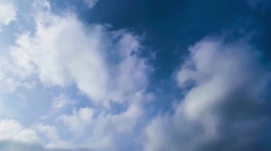 Mavi gökyüzünde akan beyaz kümülüs bulutları. Doğa, hava, hava akımı geçmişi