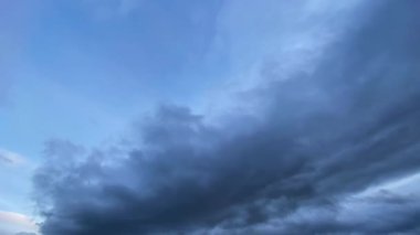 Koyu renkli kümülüs bulutları gökyüzünde akıyor. Doğa, hava, hava akımı geçmişi
