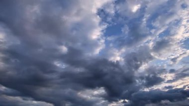Güzel kümülüs bulutları güneş doğarken gökyüzünde akıyor. Doğa, hava, hava akımı geçmişi