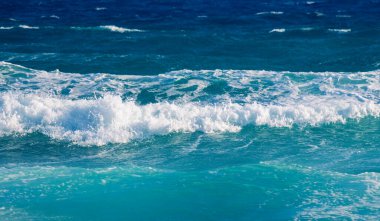 Akdeniz 'de rüzgarlı bir günde inanılmaz bir dalga. Doku, soyut, doğa, hareket arkaplanı