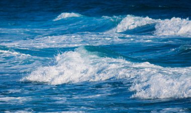 Akdeniz 'de rüzgarlı bir günde inanılmaz bir dalga. Doku, soyut, doğa, hareket arkaplanı