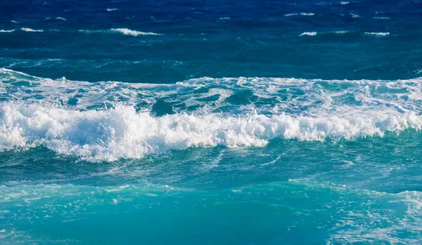 Akdeniz 'de rüzgarlı bir günde inanılmaz bir dalga. Doku, soyut, doğa, hareket arkaplanı