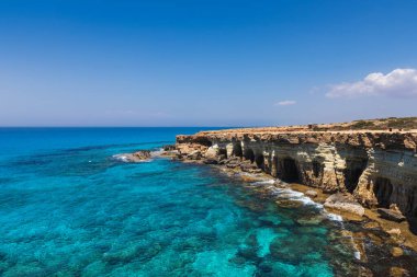 Kıbrıs 'taki Ayia Napa kenti yakınlarında ünlü deniz mağarası Cape cavo greco' su. Doğa, turistik bir yer