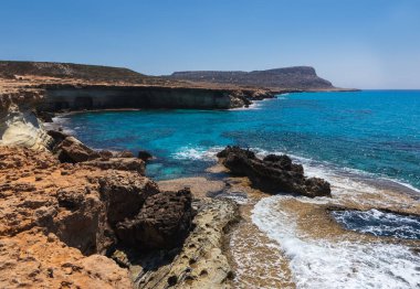 Kıbrıs 'taki Ayia Napa kenti yakınlarında ünlü deniz mağarası Cape cavo greco' su. Doğa, turistik bir yer