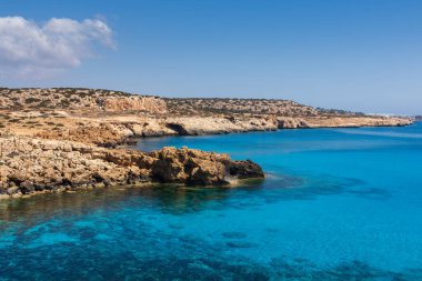 Kıbrıs 'ta Ayia Napa kenti yakınlarında gök mavisi suyla kaplı mavi bir göl. Doğa, tatil geçmişi