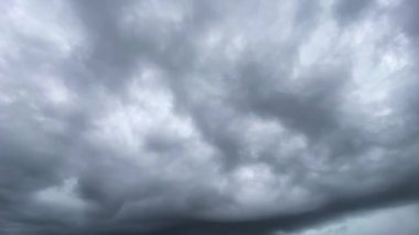 Gri fırtına, gökyüzünde akan ağır bulut. Doğa, hava, hava akımı geçmişi