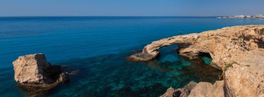 Aşk köprüsünde el kaldıran kadın, Ayia Napa yakınlarındaki doğal bir anıt.