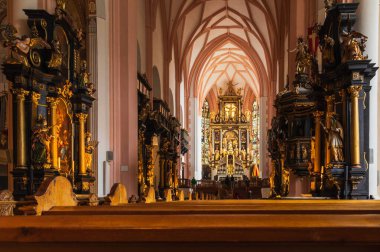 Mondsee, Avusturya - 4 Ağustos 2025: Kilisenin içinde mihrap, heykel