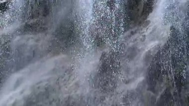 Avusturya Alp Şelalesi 'ndeki düşen suyun ayrıntıları. Yavaş çekim manzara arkaplanı