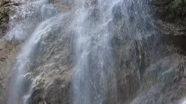 Avusturya Alp Şelalesi 'ndeki düşen suyun ayrıntıları. Yavaş çekim manzara arkaplanı