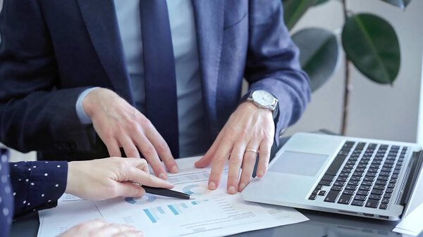 Два профессионала анализируют круговую диаграмму во время стратегической деловой встречи. Деловая встреча с анализом графиков.