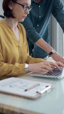 Ekonomik raporları analiz eden iş adamları. Finansal verileri ve raporları tartışan sıradan giyinmiş iş adamları.