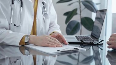Modern bir klinikte, güvenilir bir tıp doktoruyla, teşhis ve tedavi seçeneklerini tartışan profesyonel bir doktor danışmanlığı. İlaç ve sağlık hizmetleri