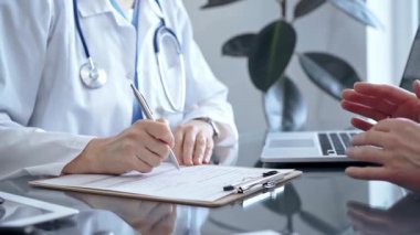 İkisi de cam masada otururken klinikteki doktora danışıyorum. Tıp konsepti.