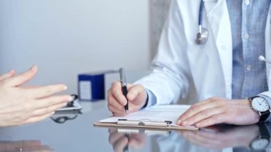 İkisi de cam masada otururken klinikteki doktora danışıyorum. Tıp konsepti.