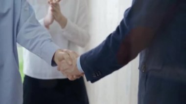 İş arkadaşları arasındaki resmi profesyonel el sıkışma anlaşması başarılı bir ortaklık ve bir şirket toplantısında işbirliği anlaşması. Takım çalışmasıyla. Pazarlık. Ve bağlılık