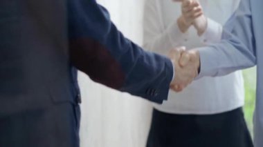 İş arkadaşları arasındaki resmi profesyonel el sıkışma anlaşması başarılı bir ortaklık ve bir şirket toplantısında işbirliği anlaşması. Takım çalışmasıyla. Pazarlık. Ve bağlılık