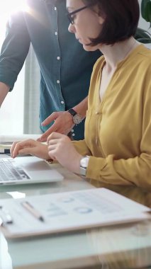 Mali raporlar için takım işbirliği. İş adamları, finansal tabloları analiz eden profesyoneller ve özel ofisteki bir dizüstü bilgisayarın yanındaki masada bulunan veriler..